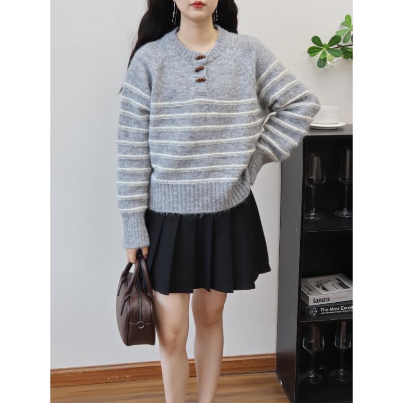 Corner buckle contrasting striped knitted sweater top autumn and winter new loose design sweater pullover woman One Size серый
Corner buckle contrasting striped knitted sweater top autumn and winter new loose design sweater pullover woman One Size серый