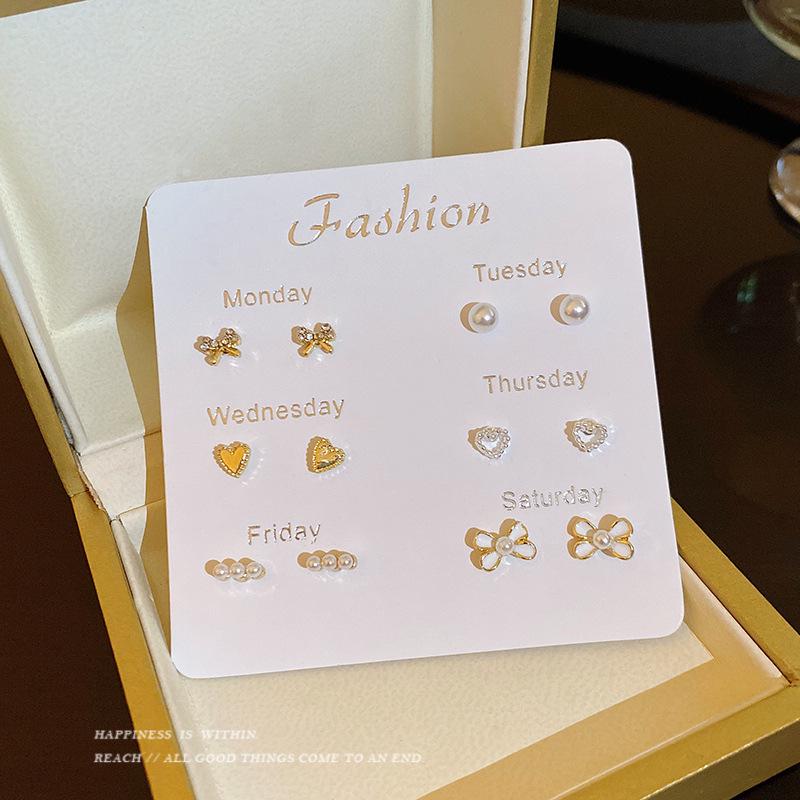 Универсальный недельный набор: Трендовые маленькие серьги-пусеты для женщин
Универсальный недельный набор: Трендовые маленькие серьги-пусеты для женщин