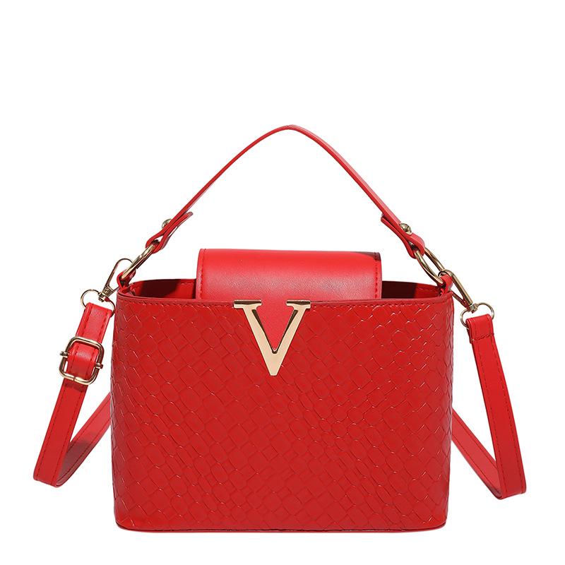 Women s V-Shaped Handbag - Stylish Crossbody & Shoulder Bag for Outdoor Commute красный
Women s V-Shaped Handbag - Stylish Crossbody & Shoulder Bag for Outdoor Commute красный