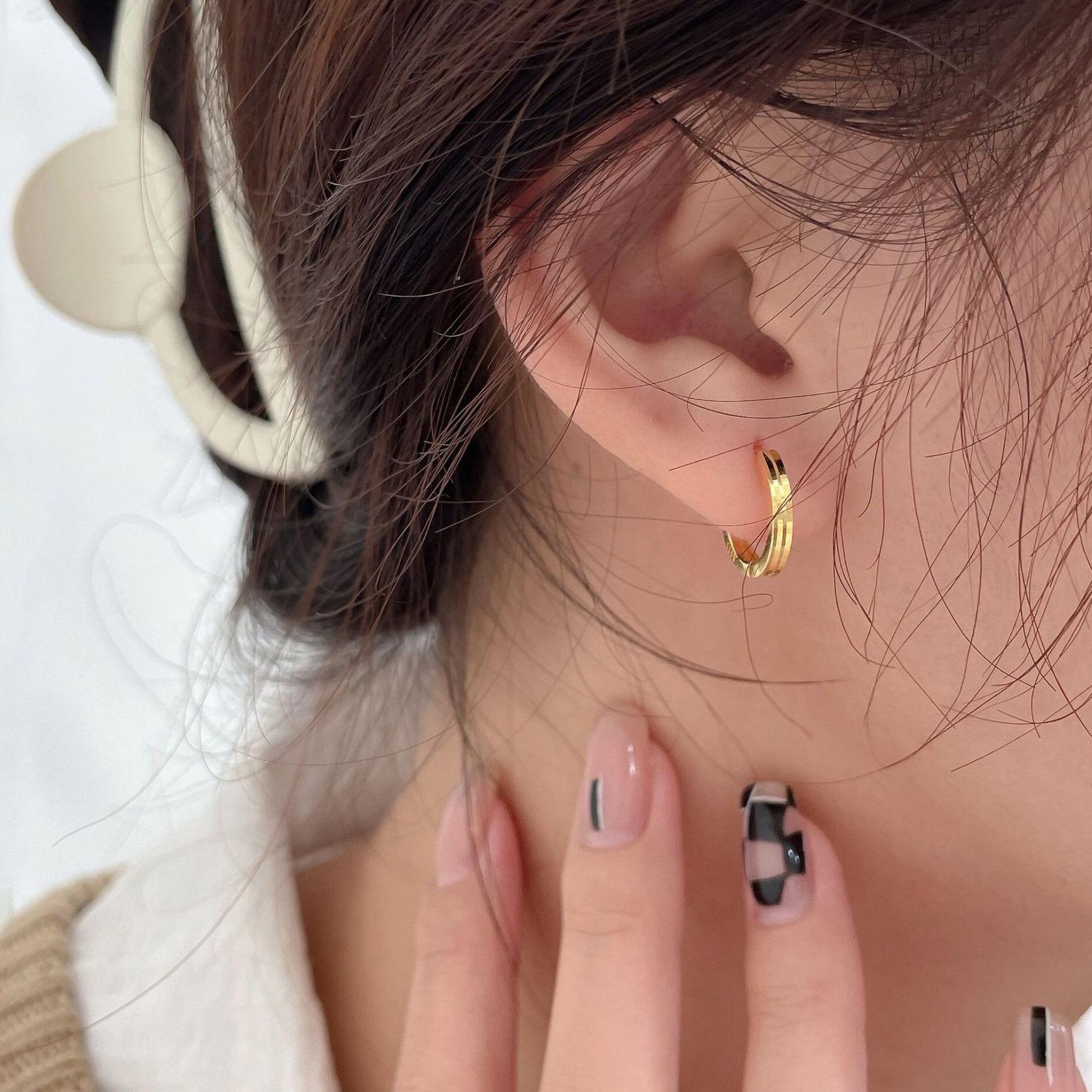 Korean S925 Sterling Silver Circle Earrings: 2022 Trendsetter Minimalist Design, Exquisite Cold Style. White Electric - Nano Anti-Oxidation Protection
Korean S925 Sterling Silver Circle Earrings: 2022 Trendsetter Minimalist Design, Exquisite Cold Style. White Electric - Nano Anti-Oxidation Protection