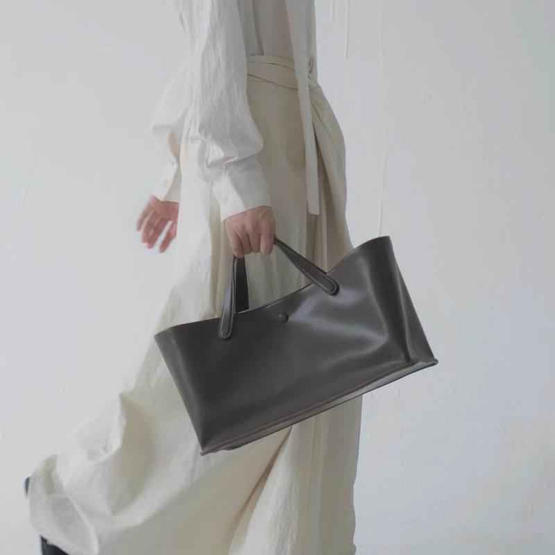 Tote Bag Women s Cowhide Leather Large Capacity Premium Vintage Commuter Bag French Niche Handbag Soft
Tote Bag Women s Cowhide Leather Large Capacity Premium Vintage Commuter Bag French Niche Handbag Soft