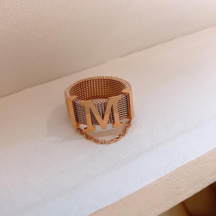 Trendy M Letter Titanium Steel Ring for Couples – Unisex Ins Style Index Finger Band Size 6 рожевий колір золота
Trendy M Letter Titanium Steel Ring for Couples – Unisex Ins Style Index Finger Band Size 6 рожевий колір золота