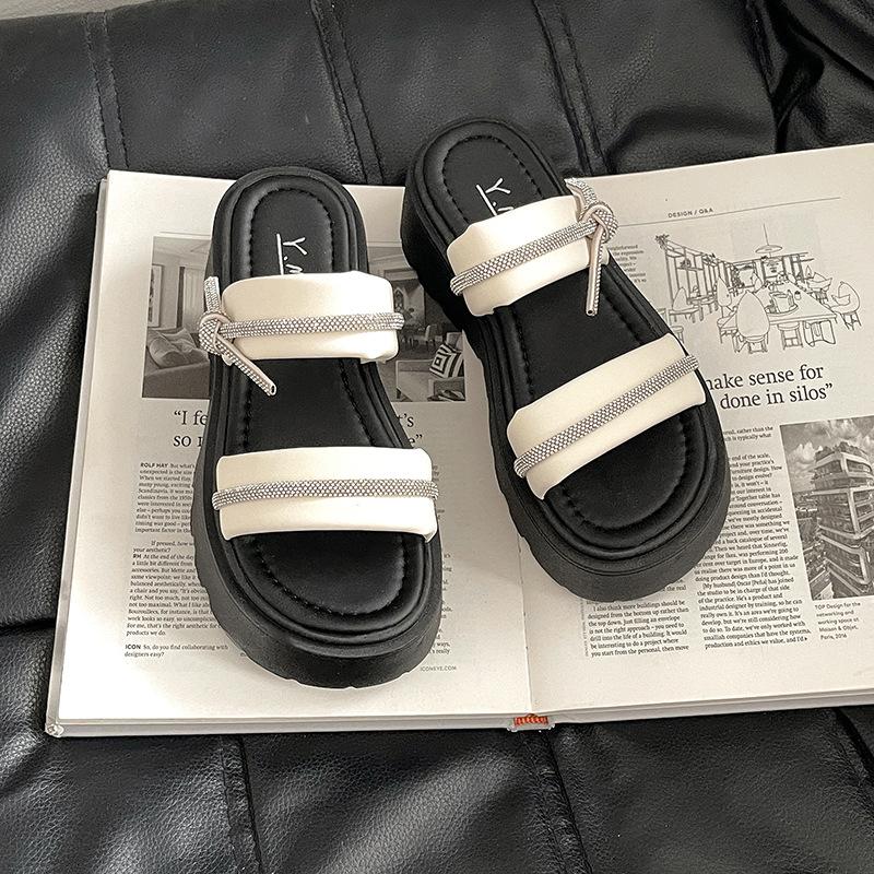 Fairy rhinestone thick heel set toe slippers outer wear 2025 summer new fashion height increase small casual sandals 40 бежевий
Fairy rhinestone thick heel set toe slippers outer wear 2025 summer new fashion height increase small casual sandals 40 бежевий