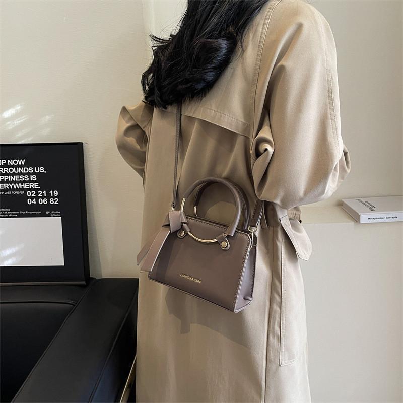 Elegant Red Butterfly Knot Women s Tote Bag For Wedding Bride 2023 New Large Capacity 17cm/6.69in
Elegant Red Butterfly Knot Women s Tote Bag For Wedding Bride 2023 New Large Capacity 17cm/6.69in