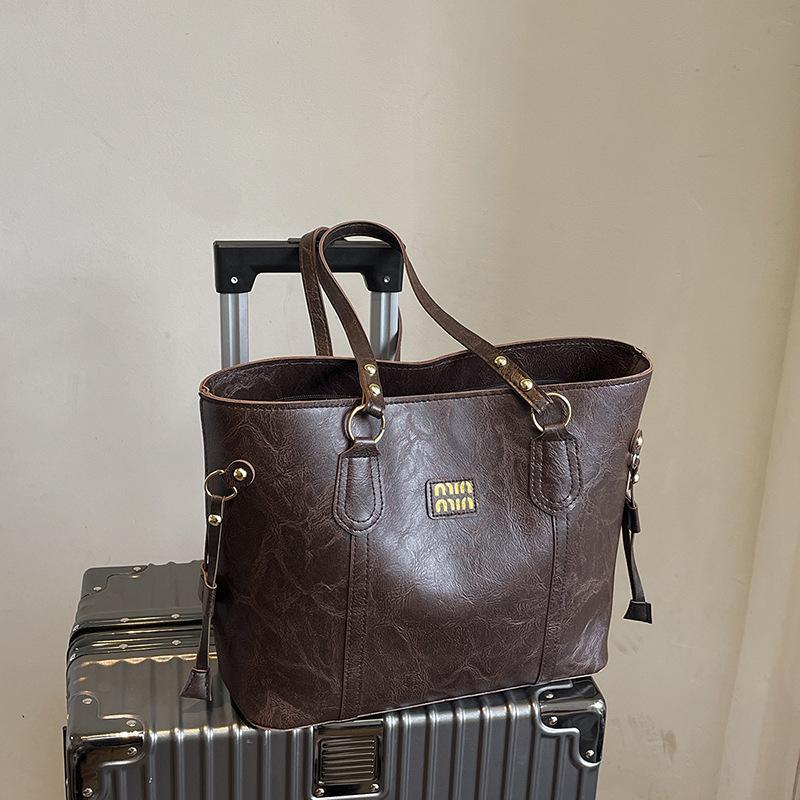 Textured large-capacity bag women s autumn and winter new fashion shoulder bag niche commuter retro tote bag
Textured large-capacity bag women s autumn and winter new fashion shoulder bag niche commuter retro tote bag