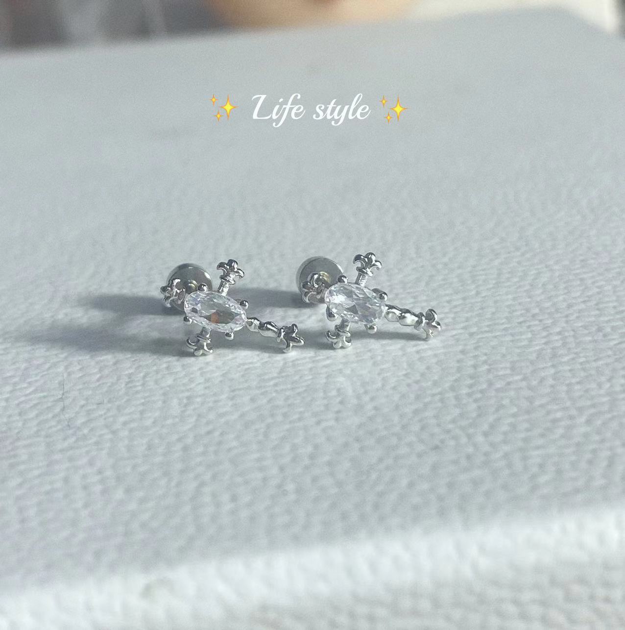 Cross earrings, earbone nails, titanium steel ear holes, Japanese and Korean niche design прозрачный
Cross earrings, earbone nails, titanium steel ear holes, Japanese and Korean niche design прозрачный