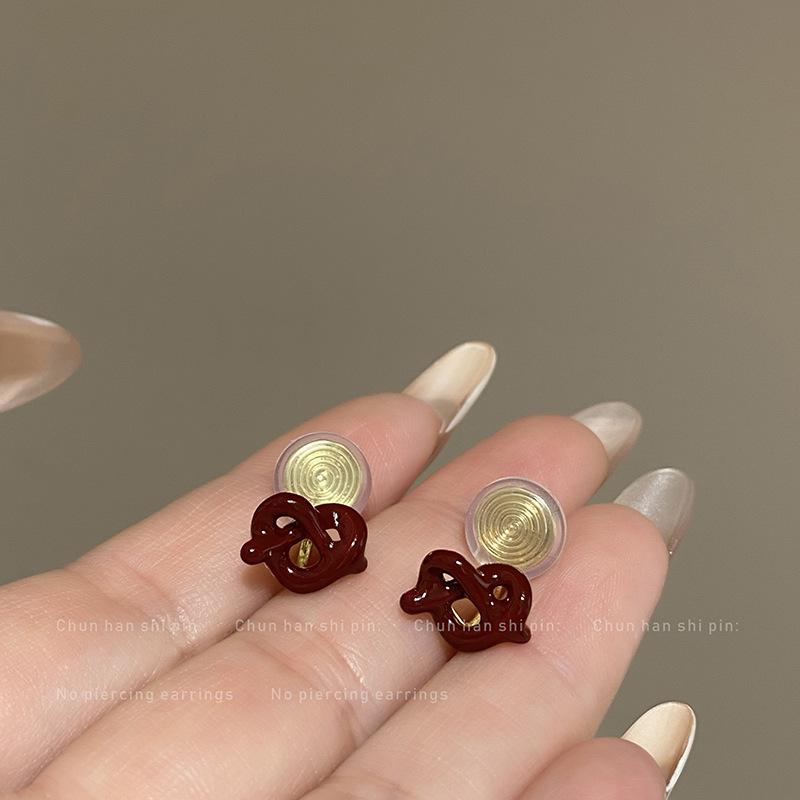 Ear clips without ear holes~ Red love dripping oil small exquisite stud earrings popular niche unique earrings mosquito coil disc earrings
Ear clips without ear holes~ Red love dripping oil small exquisite stud earrings popular niche unique earrings mosquito coil disc earrings