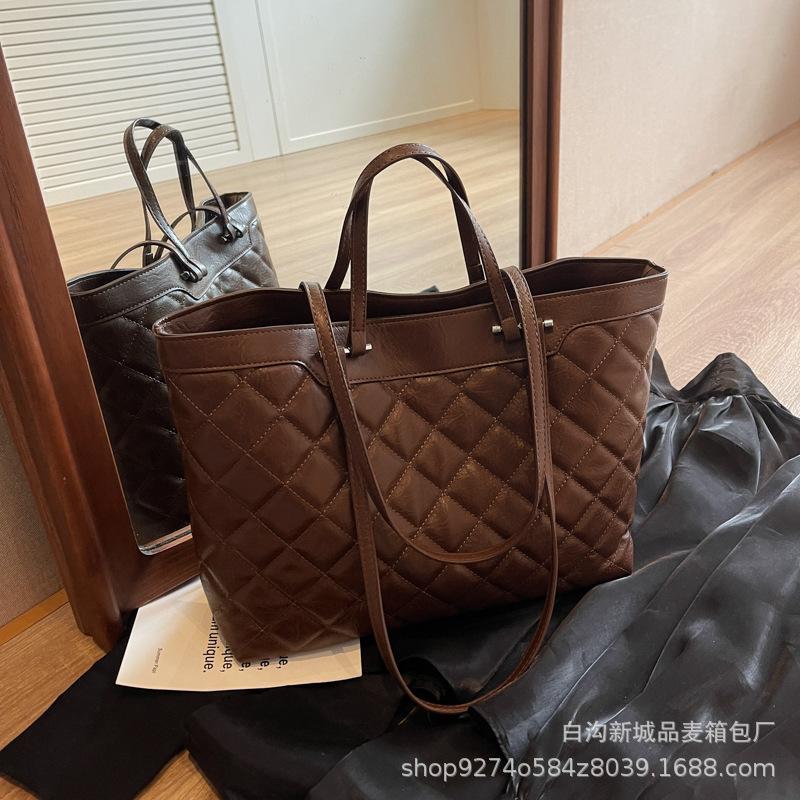 Premium texture commuter rhombus big bag women s 2025 new trendy temperament versatile shoulder bag popular tote big bag темно-коричневого
Premium texture commuter rhombus big bag women s 2025 new trendy temperament versatile shoulder bag popular tote big bag темно-коричневого