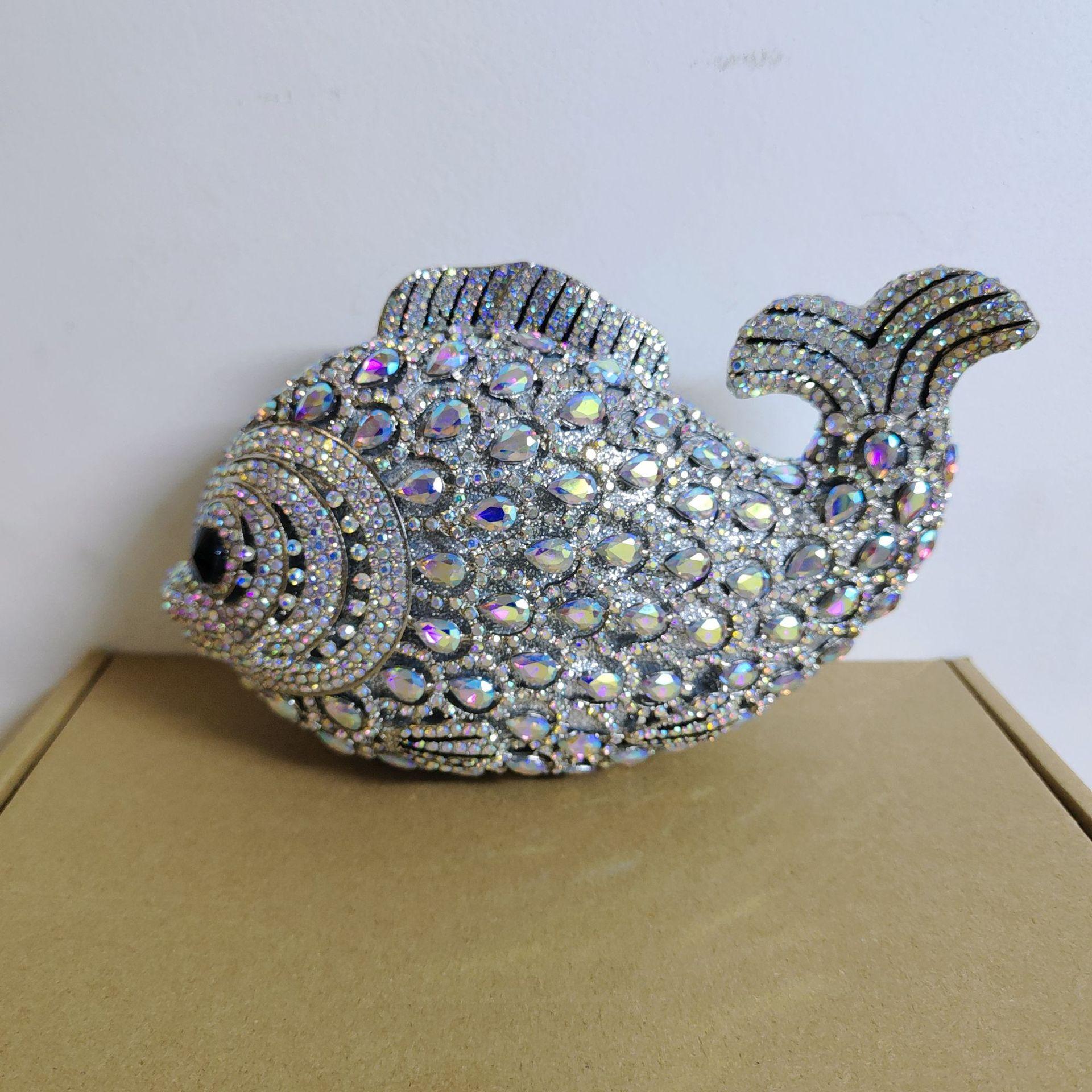 Crystal bag Diamond bag Animal goldfish shape Hard box Full of diamonds Women s bag
Crystal bag Diamond bag Animal goldfish shape Hard box Full of diamonds Women s bag