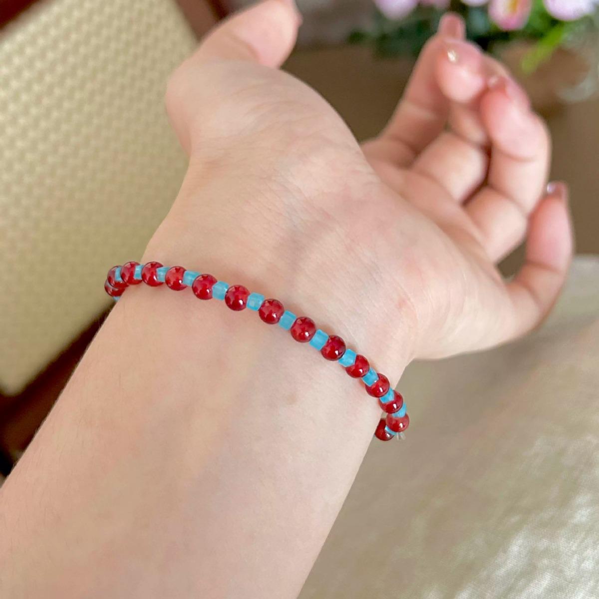 Женский ретро браслет из красного и синего агата, в китайском стиле, нишевый дизайн, многослойный цветовой блок, высококачественные украшения ручной работы. синий/красный
Женский ретро браслет из красного и синего агата, в китайском стиле, нишевый дизайн, многослойный цветовой блок, высококачественные украшения ручной работы. синий/красный