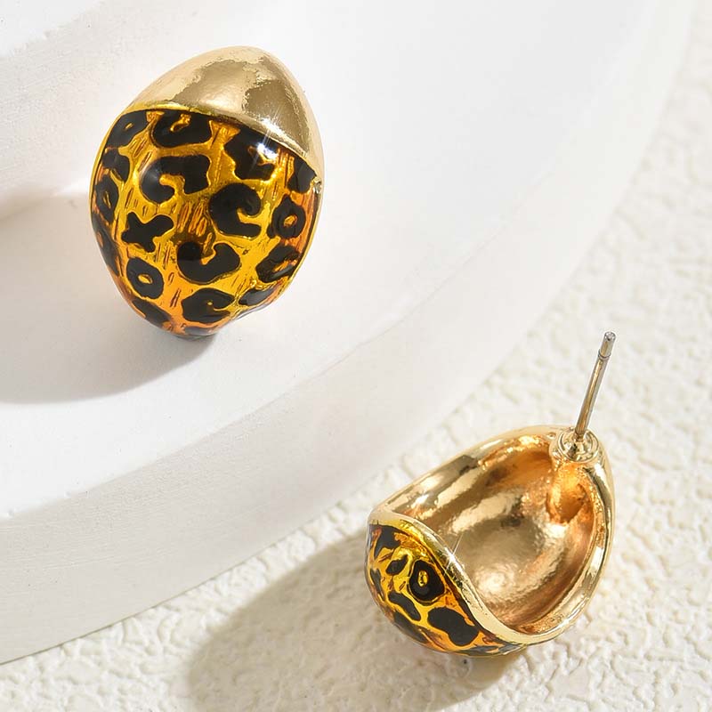 Vintage Brown Leopard Enamel Heart Stud Earrings for Women 2025 New Fashion Metal C-Shaped Texture Statement Earrings Zircon
Vintage Brown Leopard Enamel Heart Stud Earrings for Women 2025 New Fashion Metal C-Shaped Texture Statement Earrings Zircon