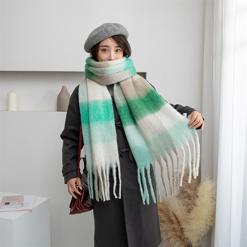 Осенне-зимний семицветный клетчатый шарф с кисточками из пряжи
Осенне-зимний семицветный клетчатый шарф с кисточками из пряжи