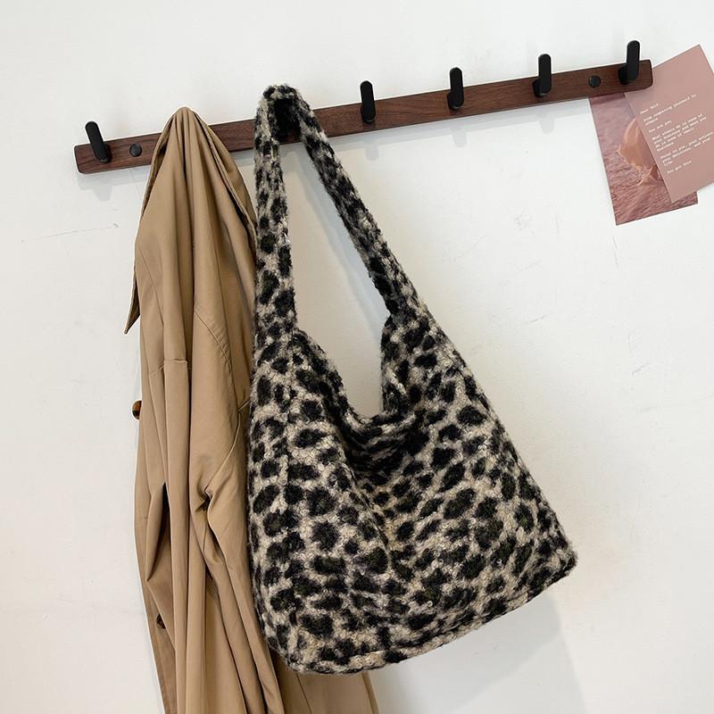 Elegant And Contemporary Women s Shoulder Tote Bag Perfect For Street Style Fashion зелений
Elegant And Contemporary Women s Shoulder Tote Bag Perfect For Street Style Fashion зелений