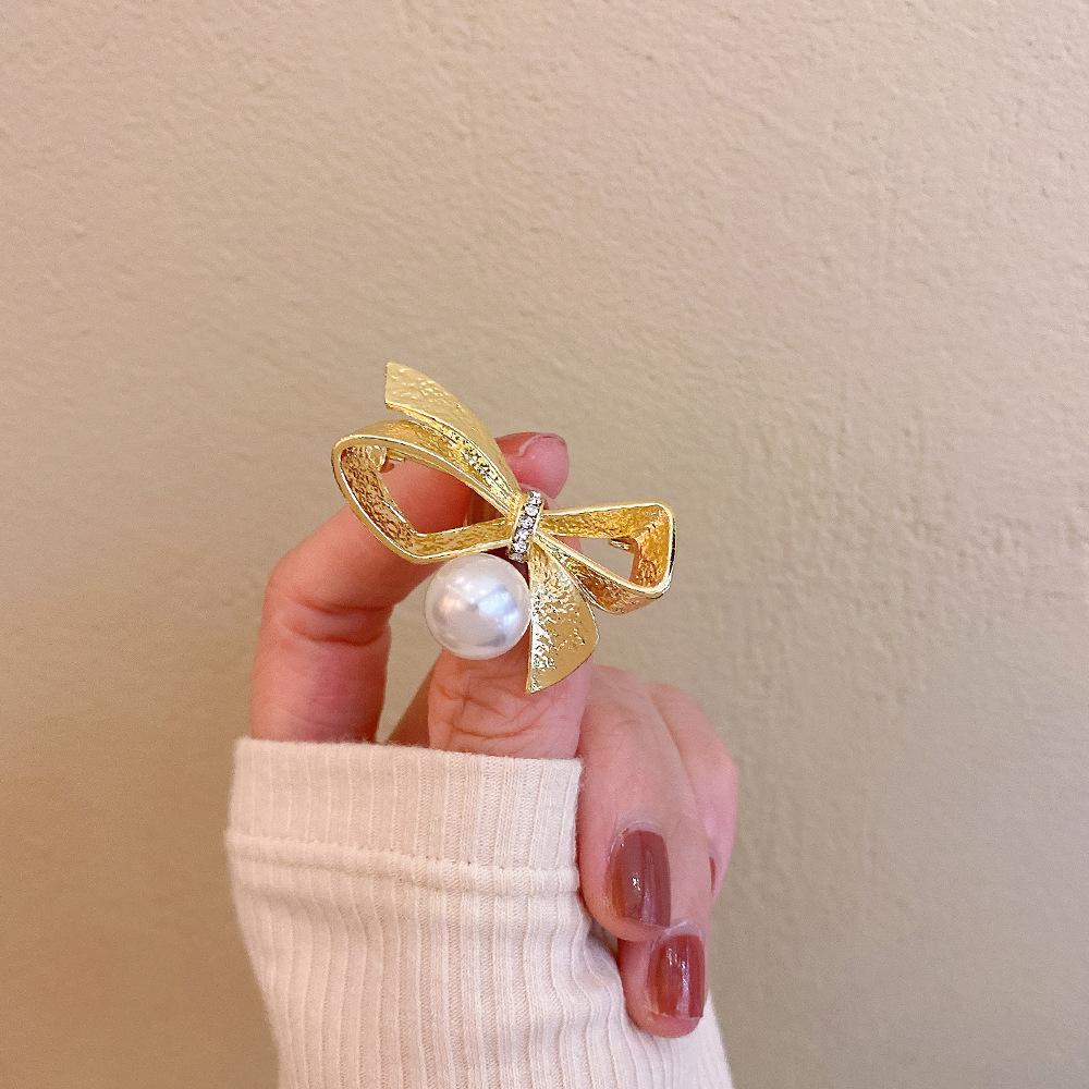 Exquisite Bowknot Pearl Brooches For Women Anti-light Corsage Fashion Fixed Clothes Flower Pin Jewelry Small Accessories Gift
Exquisite Bowknot Pearl Brooches For Women Anti-light Corsage Fashion Fixed Clothes Flower Pin Jewelry Small Accessories Gift
