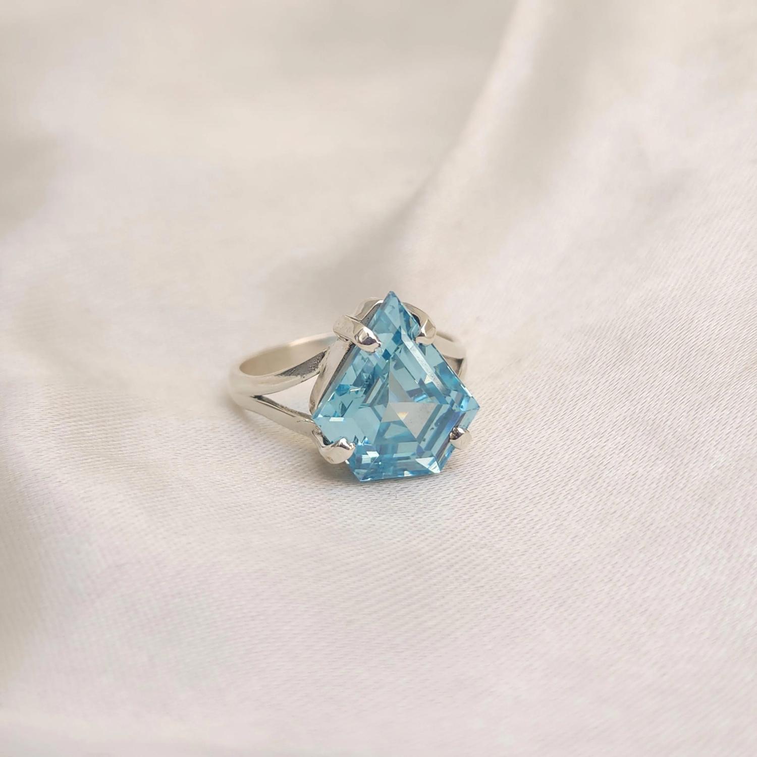Diamond Shape Blue Aquamarine 925 Sterling Silver Split Band Ring Jewelry 12 срібний
Diamond Shape Blue Aquamarine 925 Sterling Silver Split Band Ring Jewelry 12 срібний