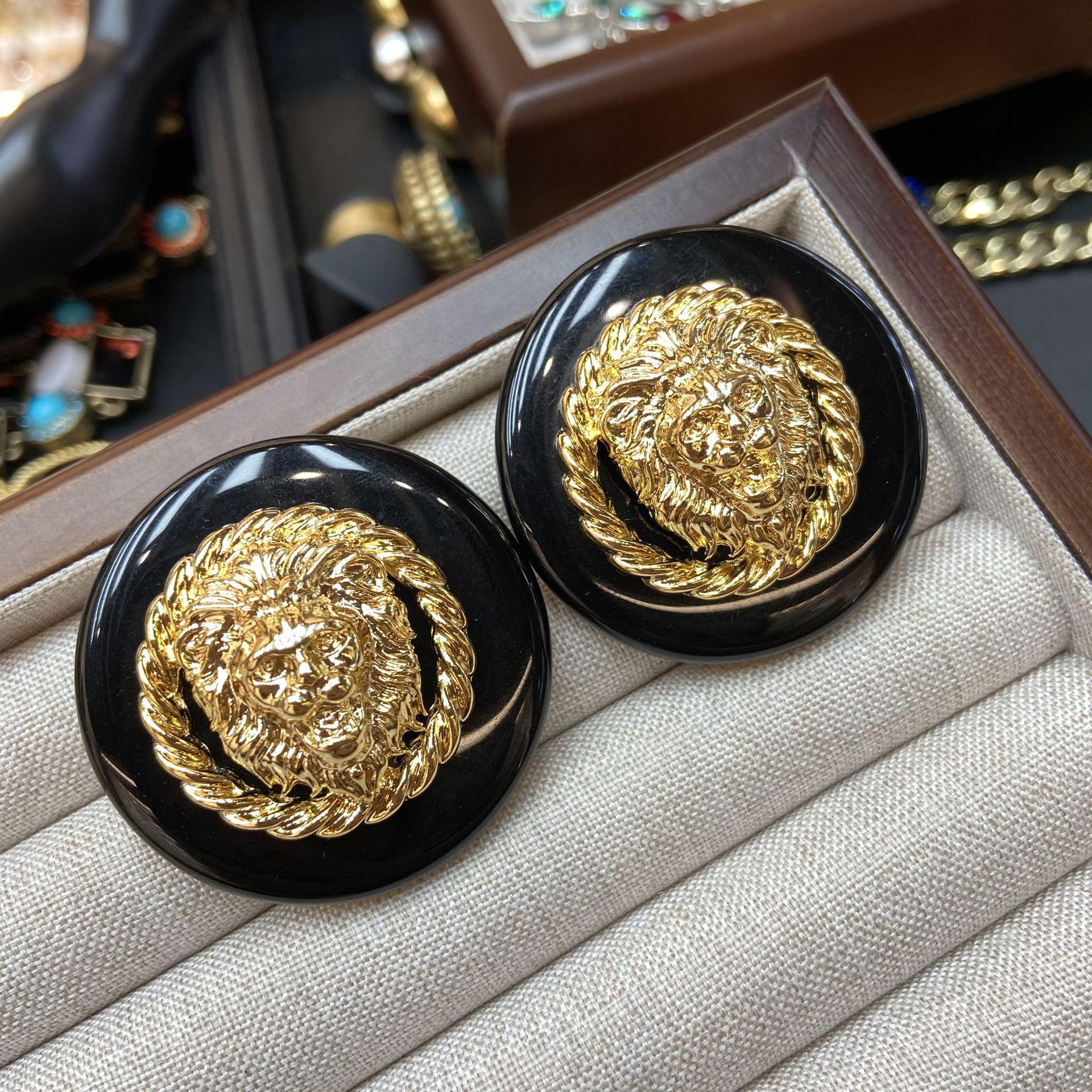 Модные черно-золотые серьги в виде льва: Элегантность с покрытием из золота 24 карата
Модные черно-золотые серьги в виде льва: Элегантность с покрытием из золота 24 карата