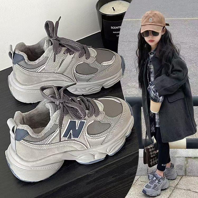 Детская осенне-зимняя спортивная обувь 2025 новинка кроссовки для пап для мальчиков повседневная обувь для девочек бархатная детская универсальная обувь 37
Детская осенне-зимняя спортивная обувь 2025 новинка кроссовки для пап для мальчиков повседневная обувь для девочек бархатная детская универсальная обувь 37