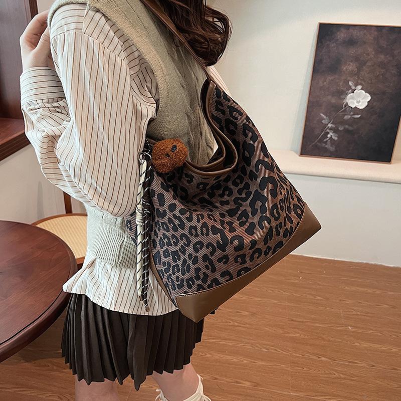 Модная женская сумка-тоут с леопардовым принтом высокого класса, новая трендовая нишевая универсальная дорожная сумка большой вместимости для работы через плечо 27*13*30 коричневый