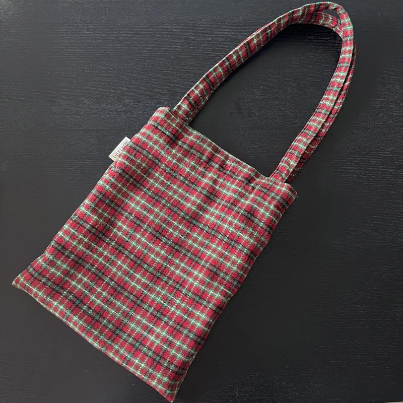 Contrast Color Plaid Wool Shoulder Bags for Women Fall Winter Portable Casual Tote Bag Large Capacity Female Christmas Handbags
Contrast Color Plaid Wool Shoulder Bags for Women Fall Winter Portable Casual Tote Bag Large Capacity Female Christmas Handbags
