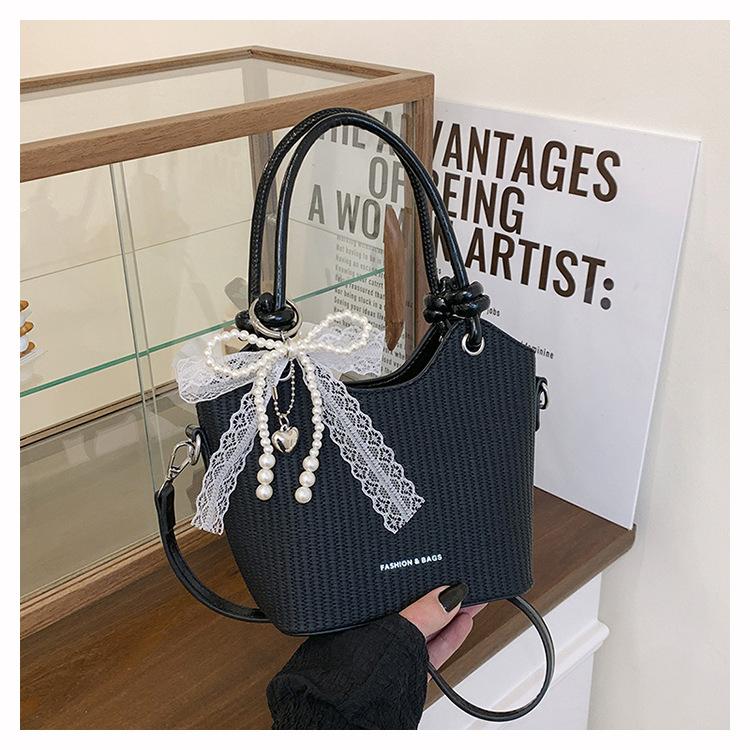 Новая маленькая сумка женская универсальная на плечо, сумка-мессенджер, популярная модная портативная сумка-ведро чёрный
Новая маленькая сумка женская универсальная на плечо, сумка-мессенджер, популярная модная портативная сумка-ведро чёрный