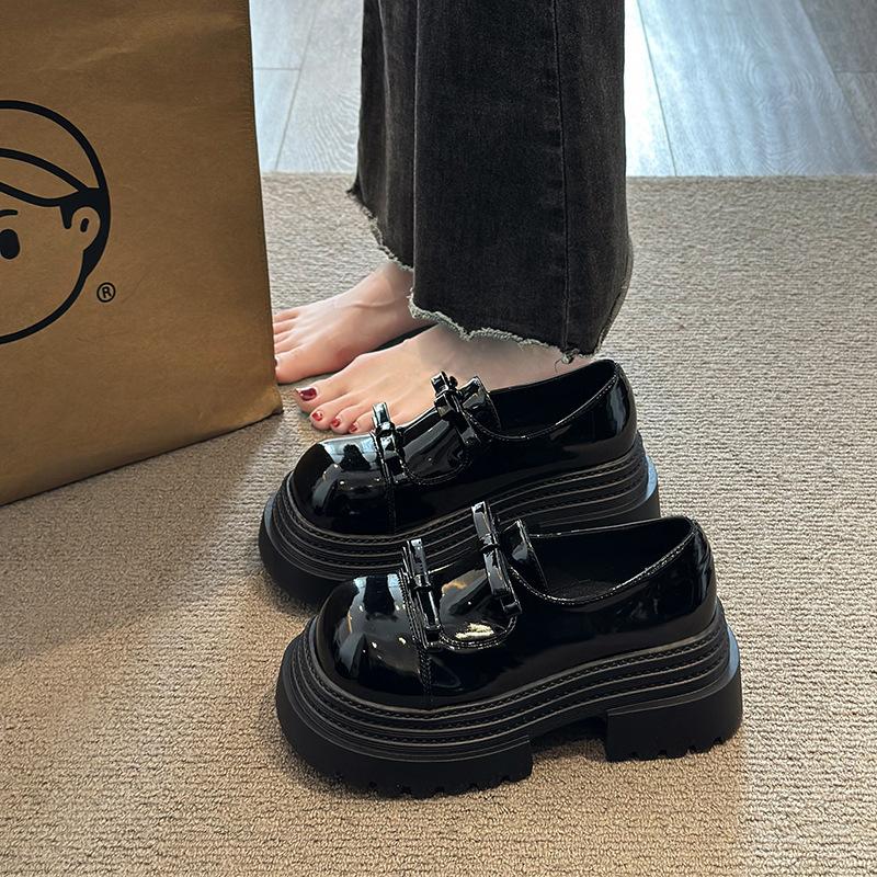 Retro black leather surface platform small leather shoes women s new spring and autumn versatile skirt Mary Jane single 35
Retro black leather surface platform small leather shoes women s new spring and autumn versatile skirt Mary Jane single 35