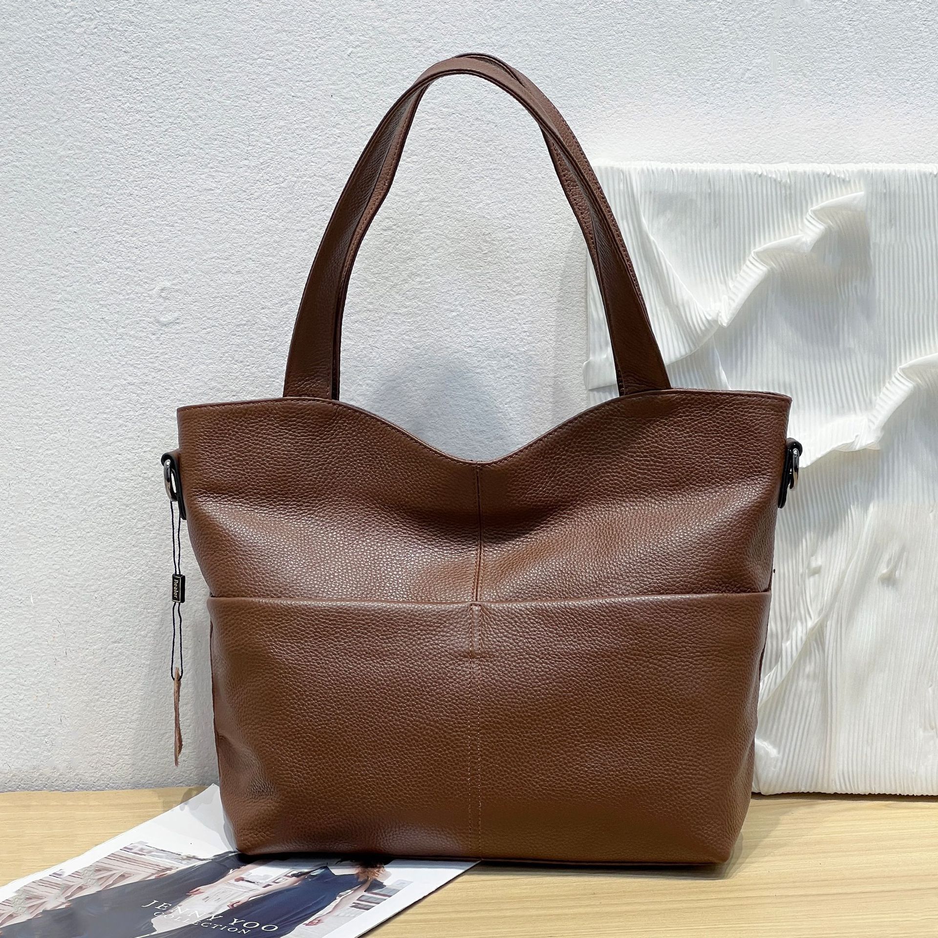 Genuine Leather Women s Bag Mother Tote Bag Shoulder Bag Messenger Bag Women s First Layer Cowhide Hand Carry Multi-pocket Large Capacity 29*12*28CM темно-коричневого кольору
Genuine Leather Women s Bag Mother Tote Bag Shoulder Bag Messenger Bag Women s First Layer Cowhide Hand Carry Multi-pocket Large Capacity 29*12*28CM темно-коричневого кольору