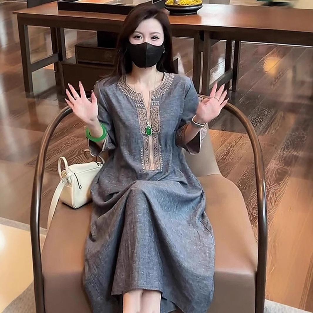 Embroidered V-neck dress women s 2025 summer new loose and thin casual temperament long skirt 2XL джинсовий синього кольору
Embroidered V-neck dress women s 2025 summer new loose and thin casual temperament long skirt 2XL джинсовий синього кольору