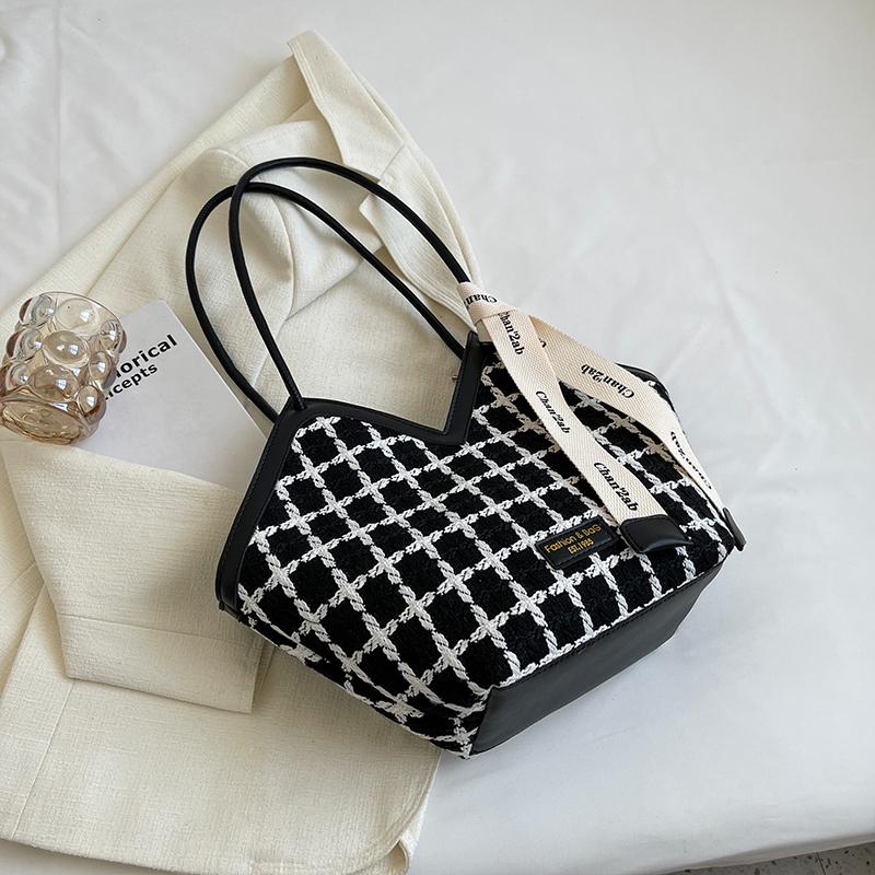 Дизайнерская плетеная сумка через плечо из полиуретана с плетением, новая женская сумка-тоут с застежкой-молнией и большой вместимостью, элегантная сумка для поездок на работу, тренд
Дизайнерская плетеная сумка через плечо из полиуретана с плетением, новая женская сумка-тоут с застежкой-молнией и большой вместимостью, элегантная сумка для поездок на работу, тренд