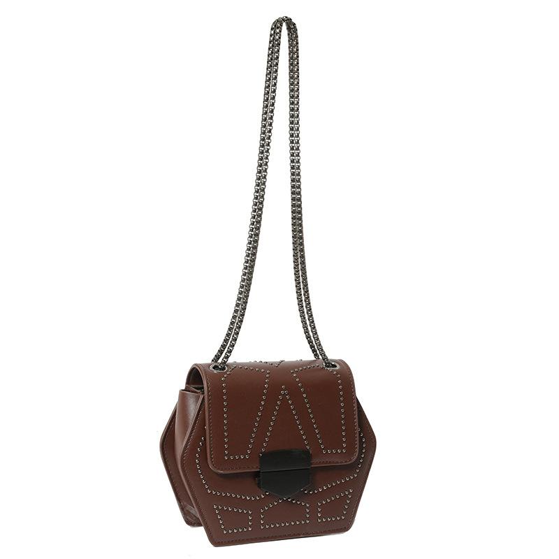 Women s bag autumn 2025 new Korean version fashion rivet shoulder bag niche retro versatile chain small square bag темно-коричневого кольору
Women s bag autumn 2025 new Korean version fashion rivet shoulder bag niche retro versatile chain small square bag темно-коричневого кольору