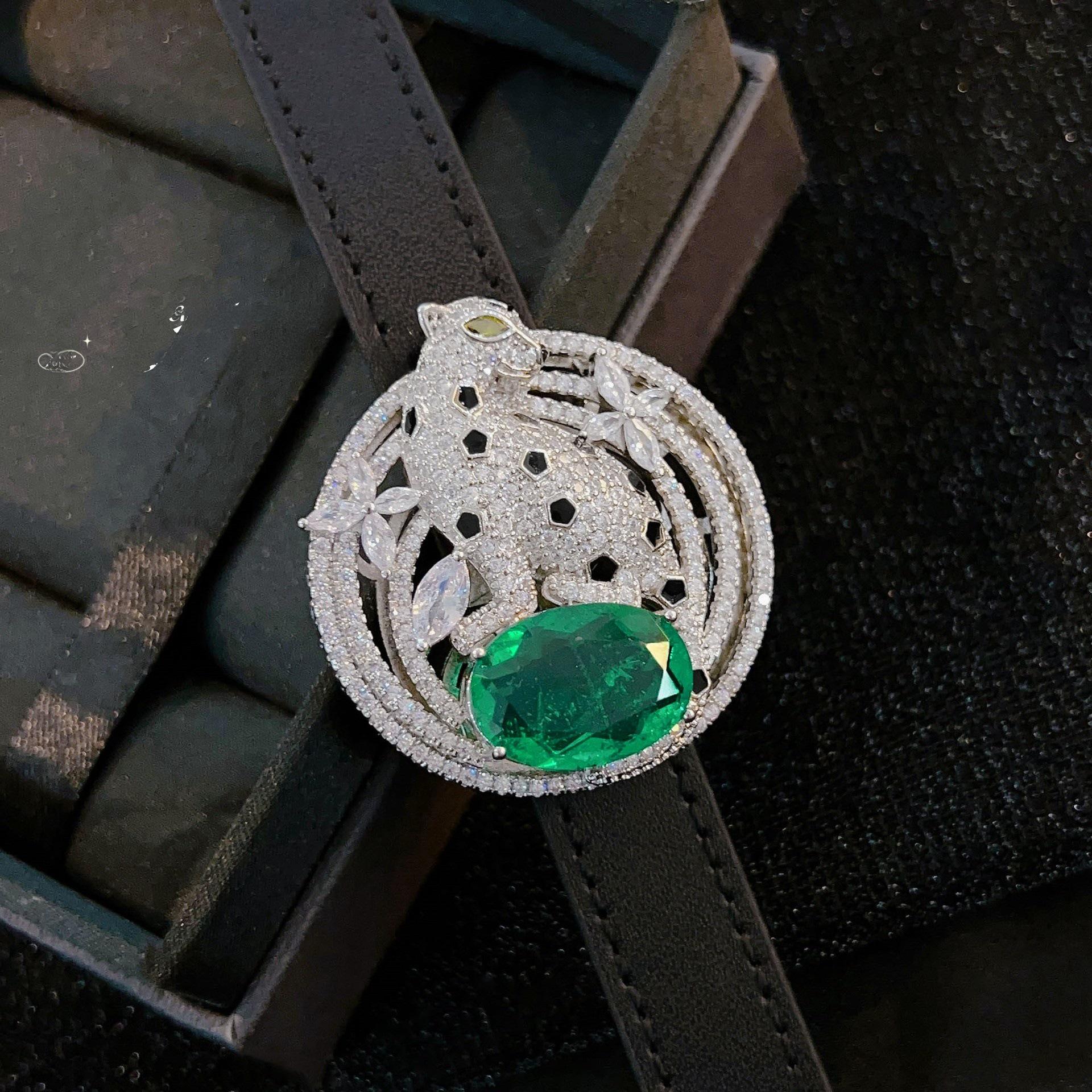 Высококачественная подвеска с леопардовым принтом, выполненная из ювелирных изделий, с красным корундом и изумрудом на браслете/ожерелье двойного ношения.
Высококачественная подвеска с леопардовым принтом, выполненная из ювелирных изделий, с красным корундом и изумрудом на браслете/ожерелье двойного ношения.