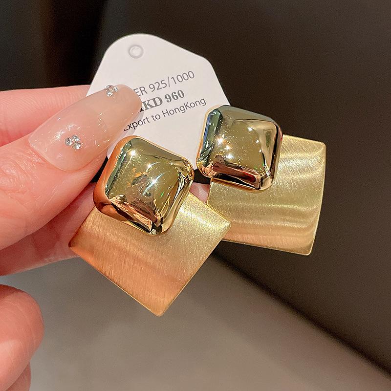Real gold electroplated brushed rhombus earrings, European and American niche cold wind earrings, fashionable and high-end temperament earrings.
Real gold electroplated brushed rhombus earrings, European and American niche cold wind earrings, fashionable and high-end temperament earrings.