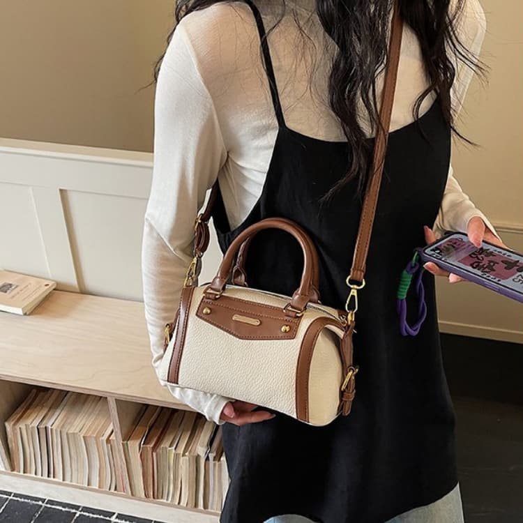 Color matching mini Boston bag women s shoulder bag off білий колір
Color matching mini Boston bag women s shoulder bag off білий колір