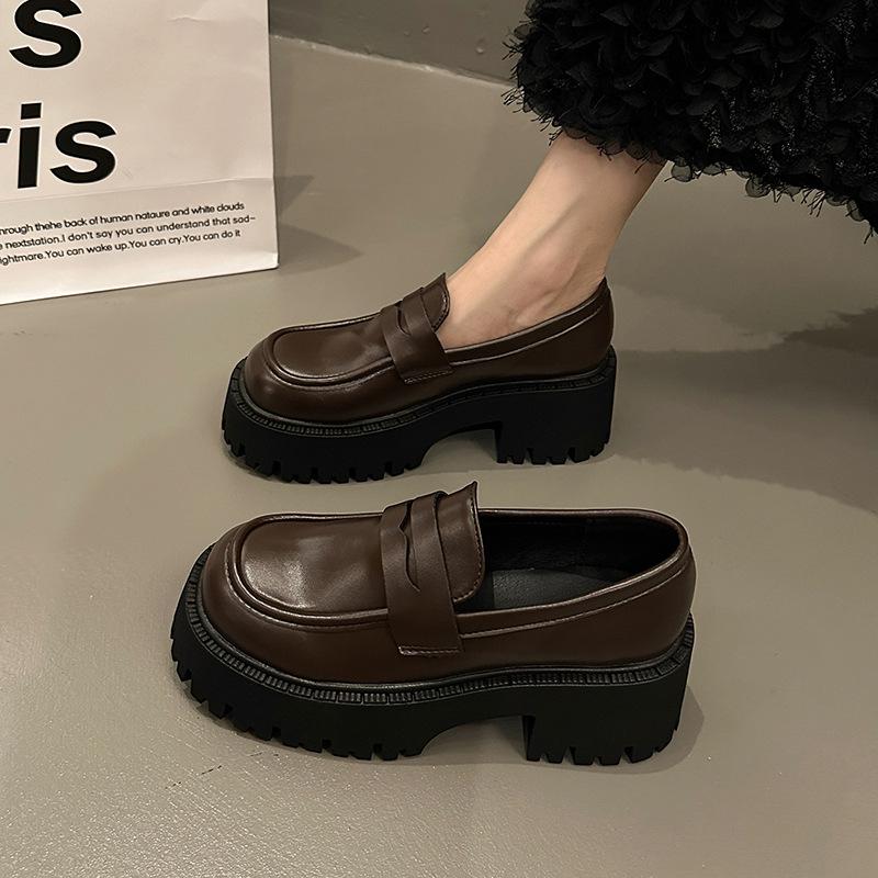 Leather loafers women s thick heel thick sole heightened brown small leather shoes spring and autumn 2025 new retro versatile single shoes 35 чёрный
Leather loafers women s thick heel thick sole heightened brown small leather shoes spring and autumn 2025 new retro versatile single shoes 35 чёрный