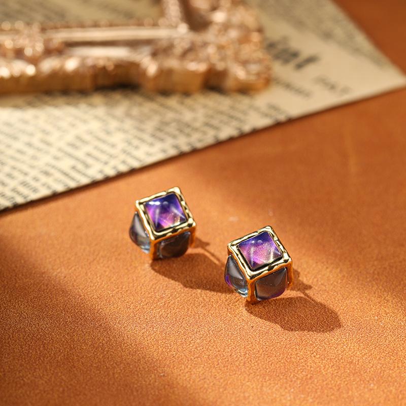 Fashionable Design Three-Dimensional Sugar Earrings Colorful Retro Light Luxury Simple Earrings For Women
Fashionable Design Three-Dimensional Sugar Earrings Colorful Retro Light Luxury Simple Earrings For Women