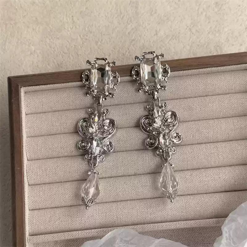 Silver needle retro diamond-encrusted water drop fringed earrings exaggerated high-end court style earrings bridal wedding banquet earrings
Silver needle retro diamond-encrusted water drop fringed earrings exaggerated high-end court style earrings bridal wedding banquet earrings