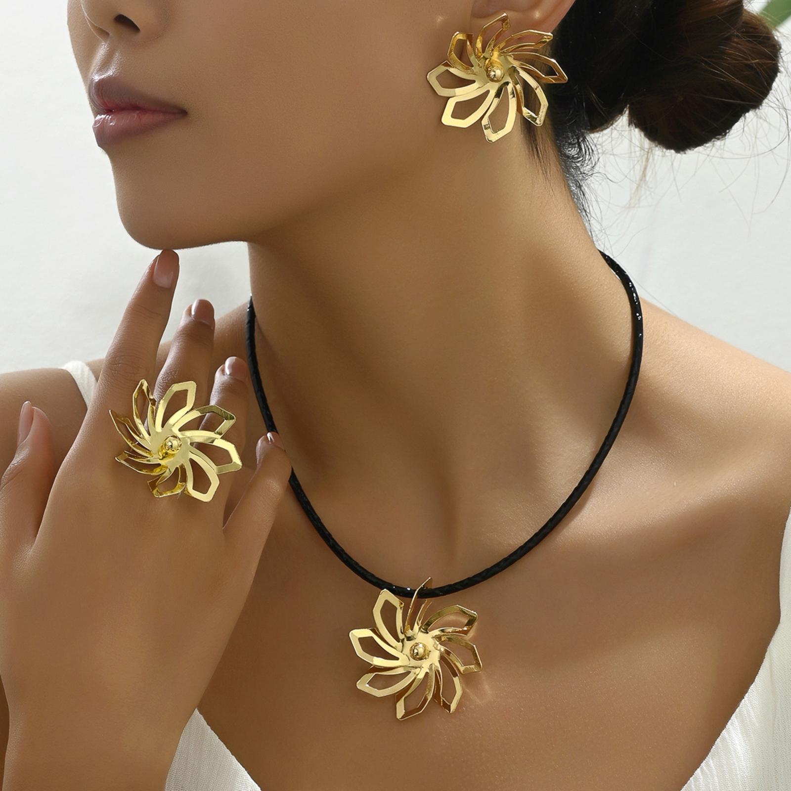 Fashionable, Unique, Understated Luxury, , And High-end Jewelry; A Perfect Gift For A Friend. One Size
Fashionable, Unique, Understated Luxury, , And High-end Jewelry; A Perfect Gift For A Friend. One Size