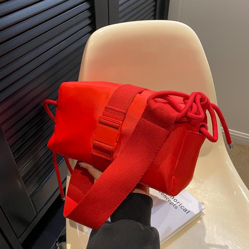 Нейлоновая тканевая сумка женская сумка-мессенджер 2025 новая весна и лето большая вместимость универсальная популярная на плечо маленькая квадратная сумка красный