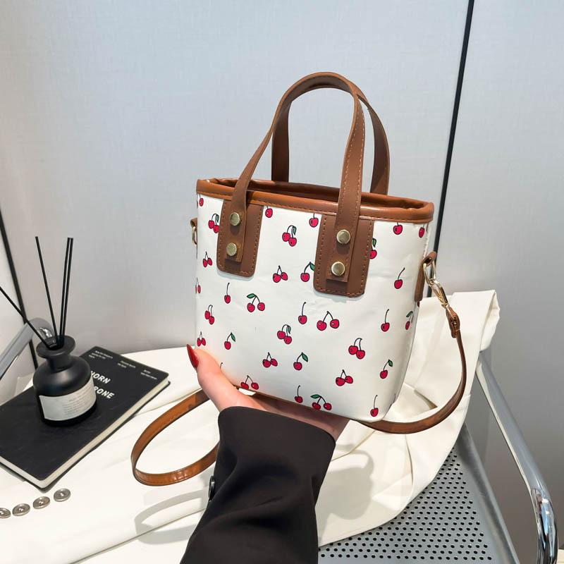 Корейская версия нишевый дизайн милая сумка-тоут с вишней сумка-ведро модная текстура изысканная женская сумка на плечо сумка-мессенджер
Корейская версия нишевый дизайн милая сумка-тоут с вишней сумка-ведро модная текстура изысканная женская сумка на плечо сумка-мессенджер