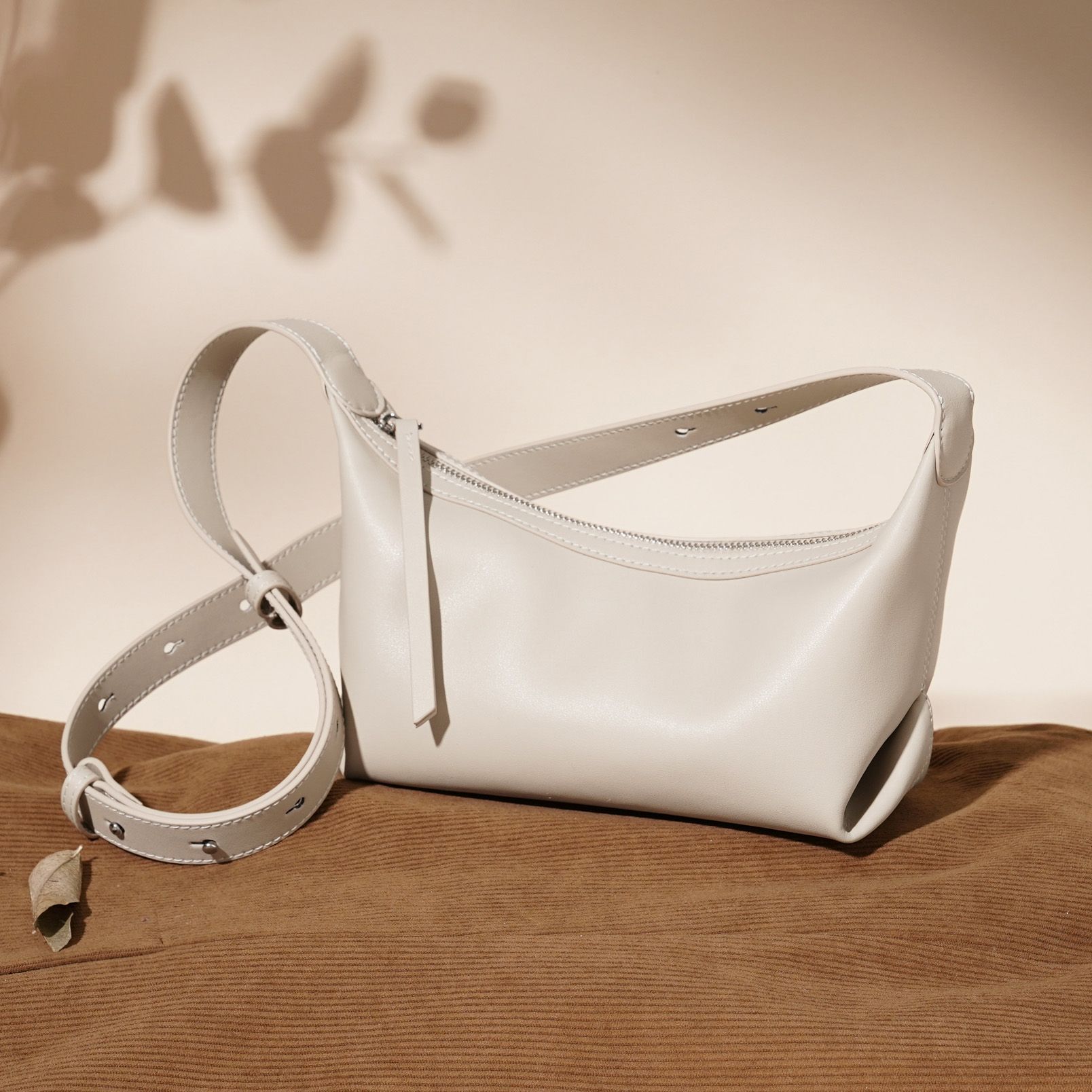 New cowhide dumpling bag niche design fashionable versatile leather underarm bag high-end leather shoulder messenger bag 24.5*11*14.5cm
New cowhide dumpling bag niche design fashionable versatile leather underarm bag high-end leather shoulder messenger bag 24.5*11*14.5cm