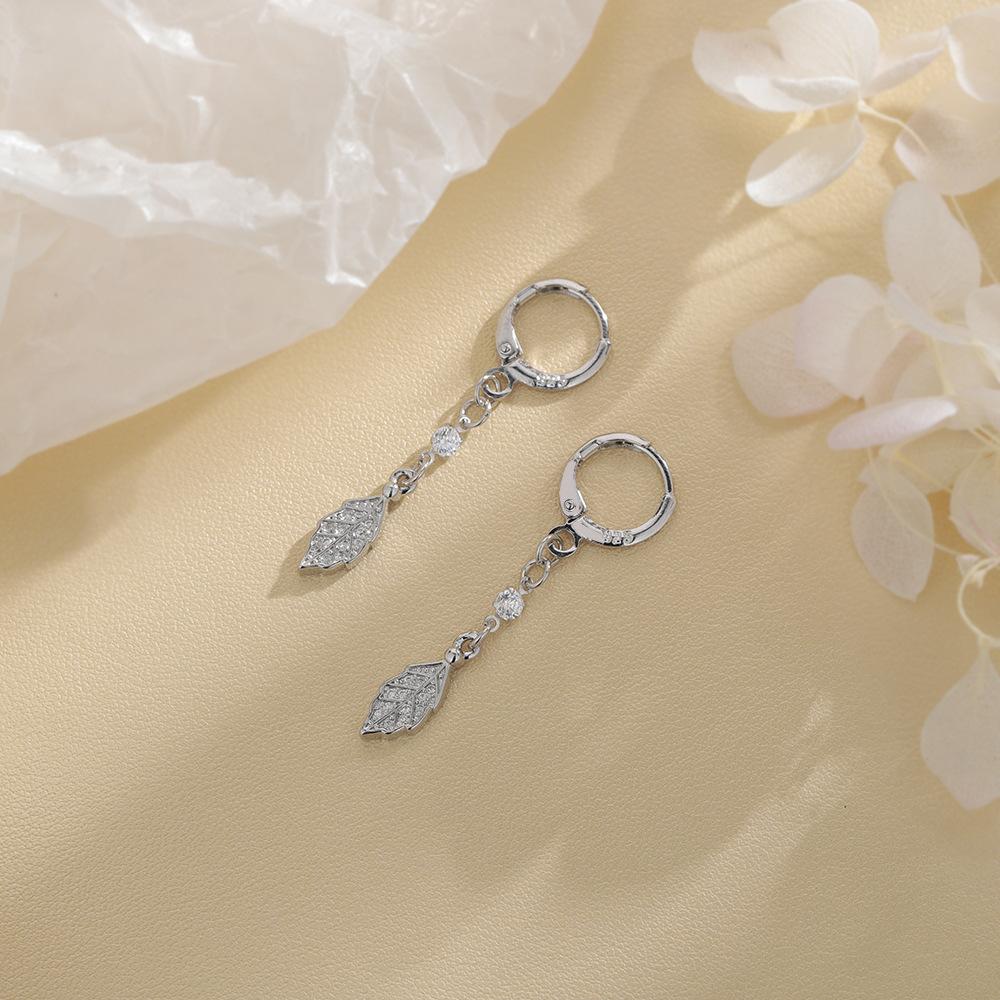 New Fashionable Women s Leaf Earrings Exquisite Cubic Zirconia Jewelry Noble Pendant Gift
New Fashionable Women s Leaf Earrings Exquisite Cubic Zirconia Jewelry Noble Pendant Gift
