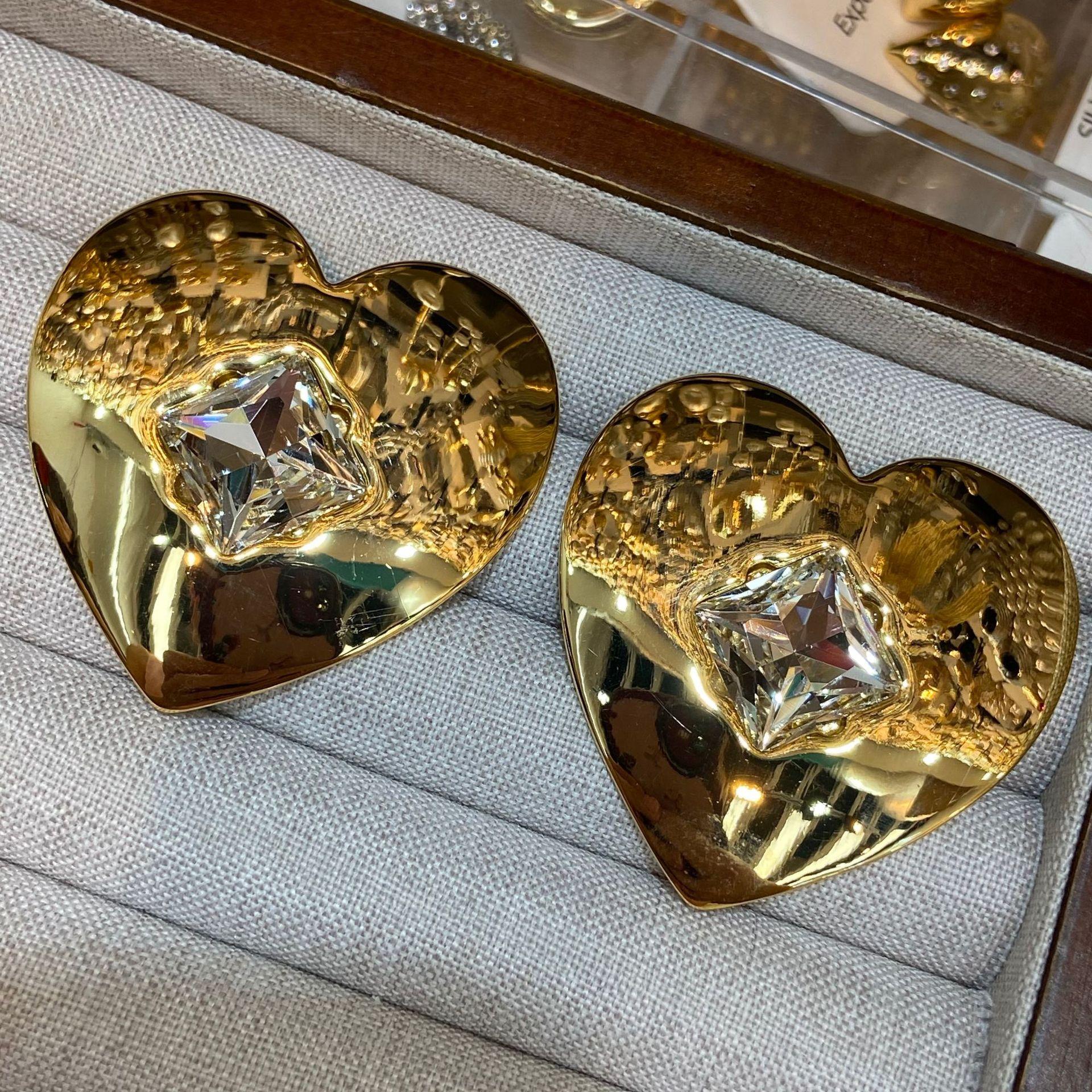Wind Ar Retro Simple Light Luxury Square Mirror Love Earrings Personality Advanced Sense Fashion Stud Earrings Women
Wind Ar Retro Simple Light Luxury Square Mirror Love Earrings Personality Advanced Sense Fashion Stud Earrings Women