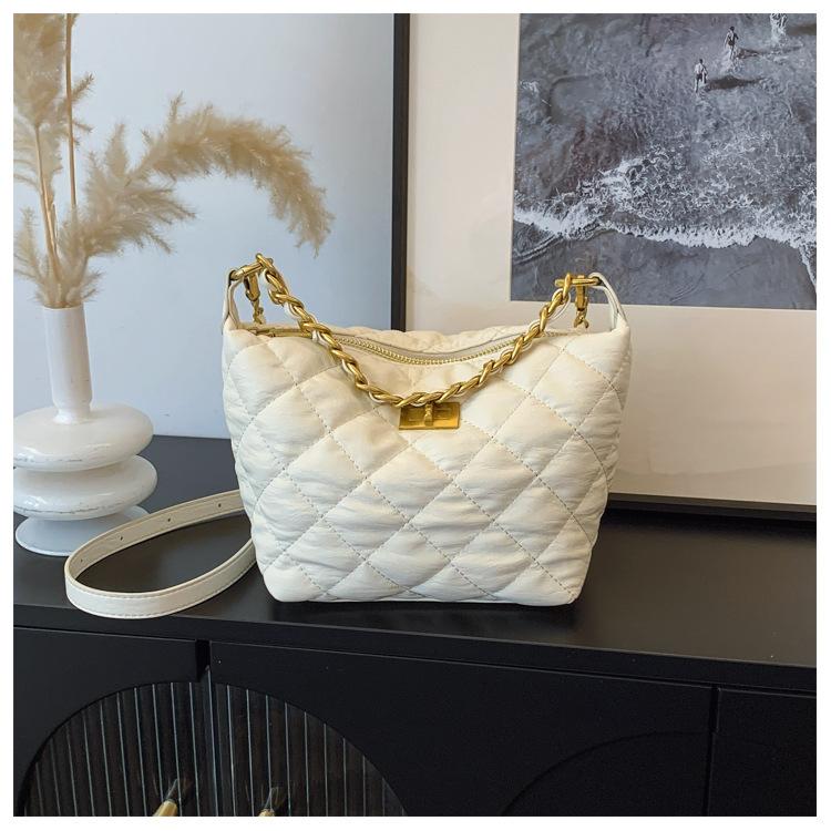 2025 spring new niche rhombus embroidery thread underarm shoulder bag women s large-capacity chain fashion crossbody small square bag
2025 spring new niche rhombus embroidery thread underarm shoulder bag women s large-capacity chain fashion crossbody small square bag