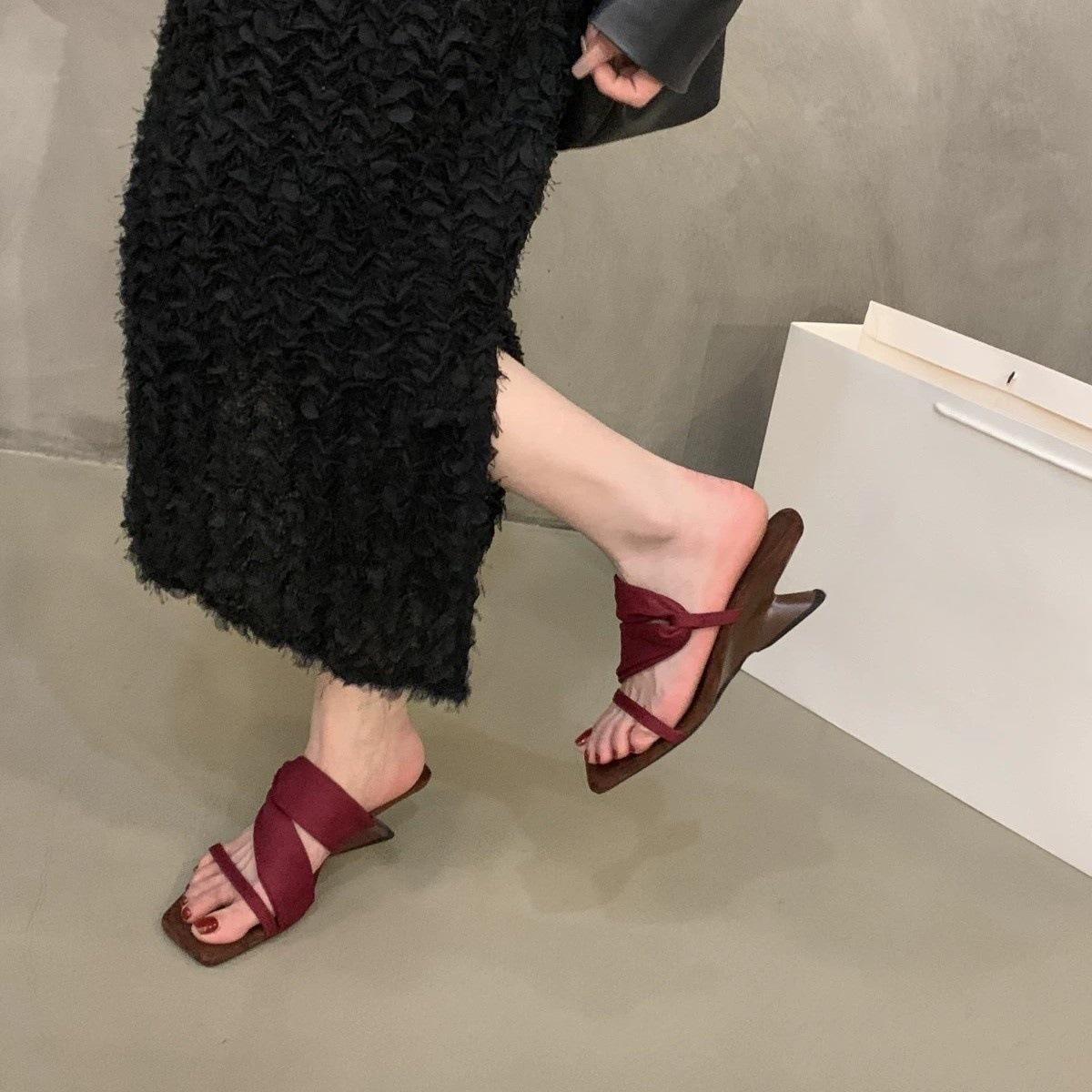 Wedge heel high heel red cool slippers fairy shoes outer wear temperament with skirt sandals 35 чёрный
Wedge heel high heel red cool slippers fairy shoes outer wear temperament with skirt sandals 35 чёрный