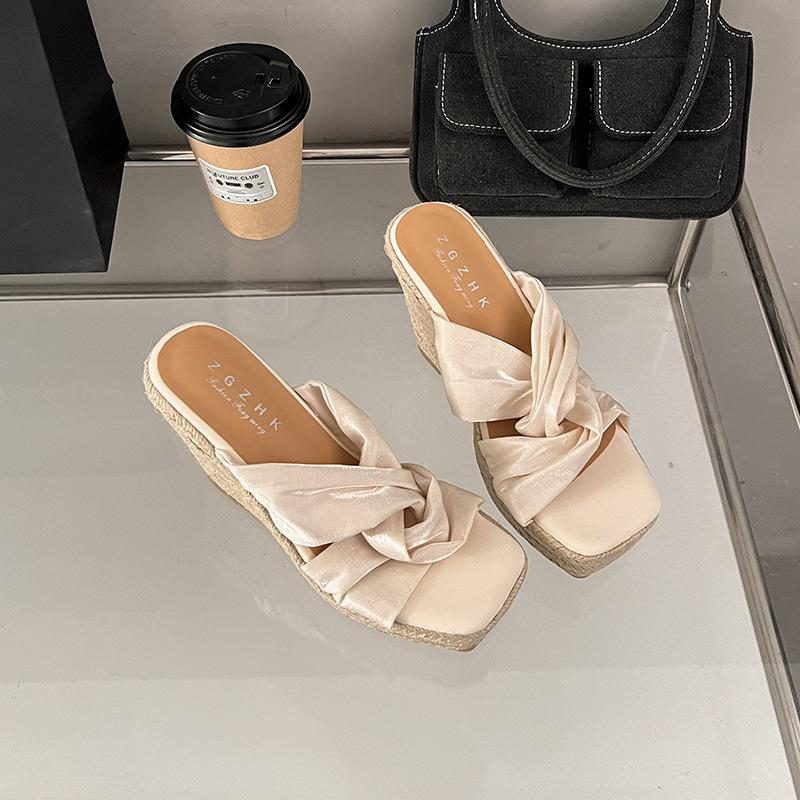 Маленькие крутые шлепанцы на толстой подошве и танкетке для женской летней носки 2025 новый праздничный стиль сандалии на высоком каблуке с перемычкой 42
Маленькие крутые шлепанцы на толстой подошве и танкетке для женской летней носки 2025 новый праздничный стиль сандалии на высоком каблуке с перемычкой 42