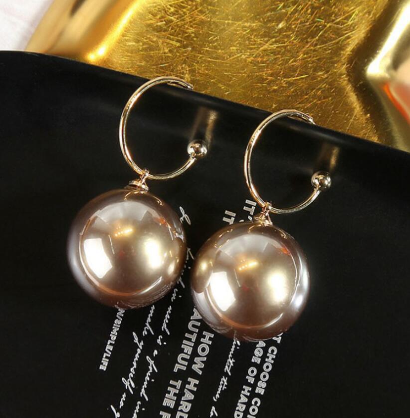 Trendy Temperament Geometry C-shaped Exaggerate Big Pearl Pendant Hoop Earring for Women Korea Charm Zircon Accessory Gifts сірий
Trendy Temperament Geometry C-shaped Exaggerate Big Pearl Pendant Hoop Earring for Women Korea Charm Zircon Accessory Gifts сірий