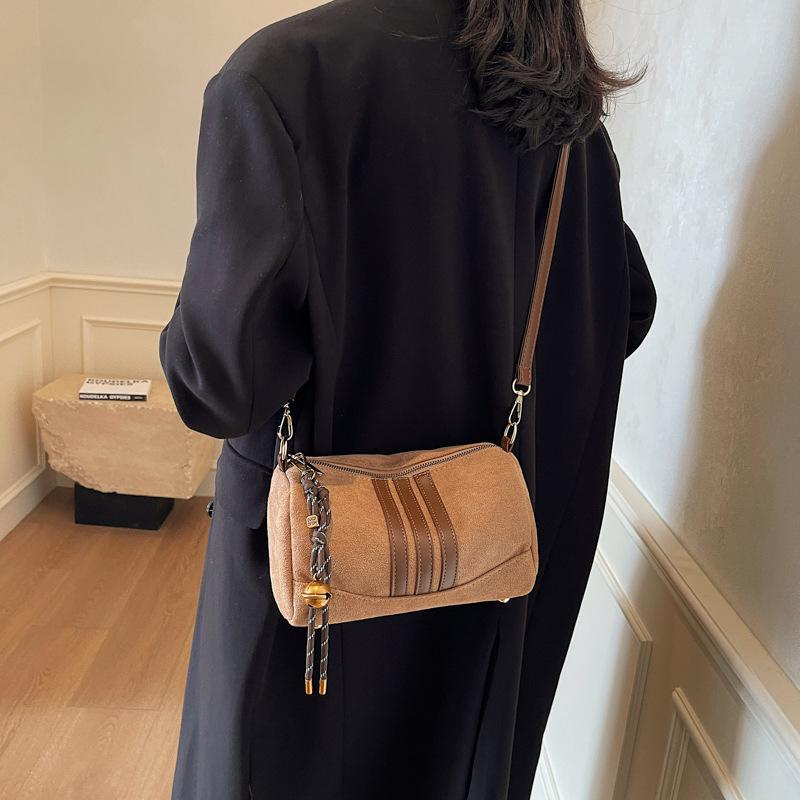 2025 winter new fashion chain bag women s shiny diamond shoulder messenger bag high-end casual small square bag 23*12*13
2025 winter new fashion chain bag women s shiny diamond shoulder messenger bag high-end casual small square bag 23*12*13
