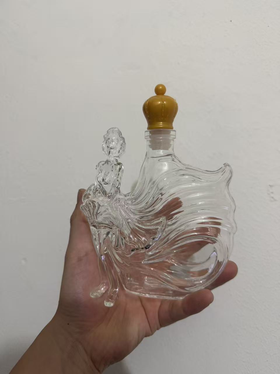 Art Deco Marilyn Inspired Whiskey Decanter Set Unique Crown Lid Liquor Bottle for Home Bar
Art Deco Marilyn Inspired Whiskey Decanter Set Unique Crown Lid Liquor Bottle for Home Bar