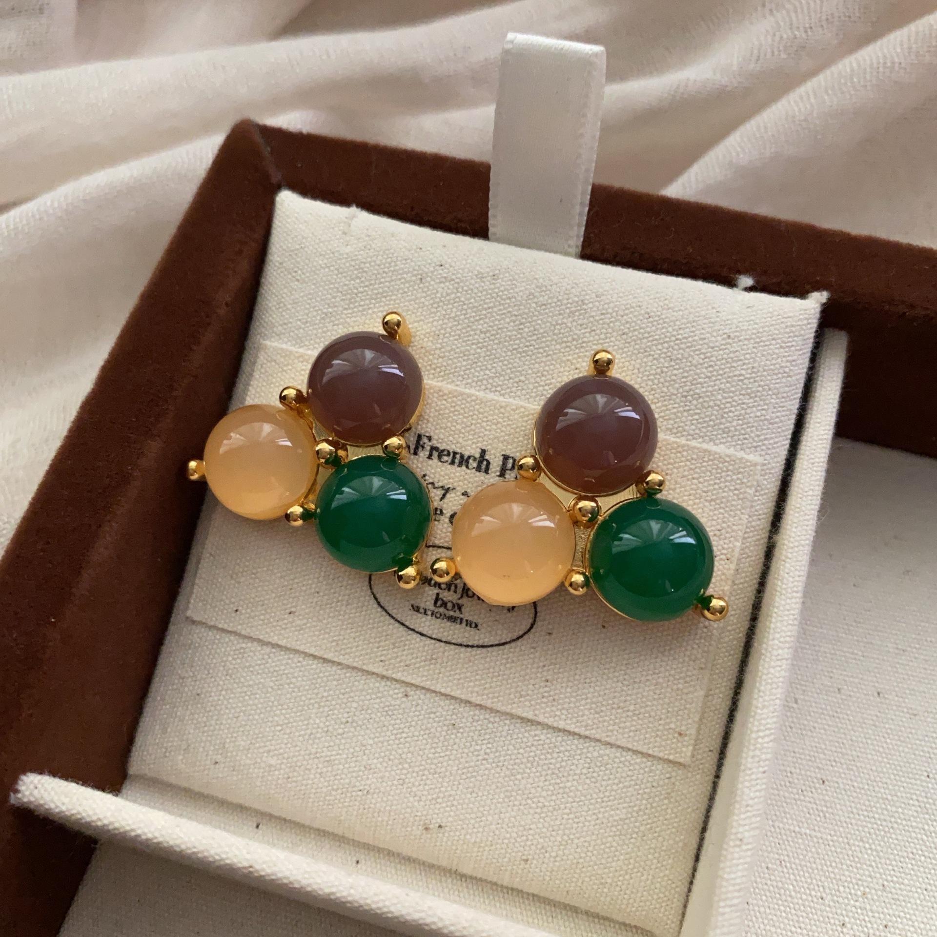 New medieval jelly glazed earrings are fashionable, simple and exquisite, and versatile geometric white stud earrings for daily commuting.
New medieval jelly glazed earrings are fashionable, simple and exquisite, and versatile geometric white stud earrings for daily commuting.