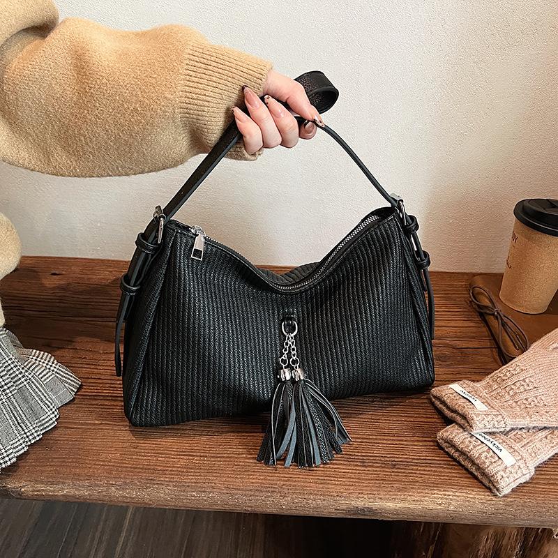 Korean version niche large-capacity corduroy bag 2025 autumn new casual commuter bag slack shoulder bag women чёрный
Korean version niche large-capacity corduroy bag 2025 autumn new casual commuter bag slack shoulder bag women чёрный