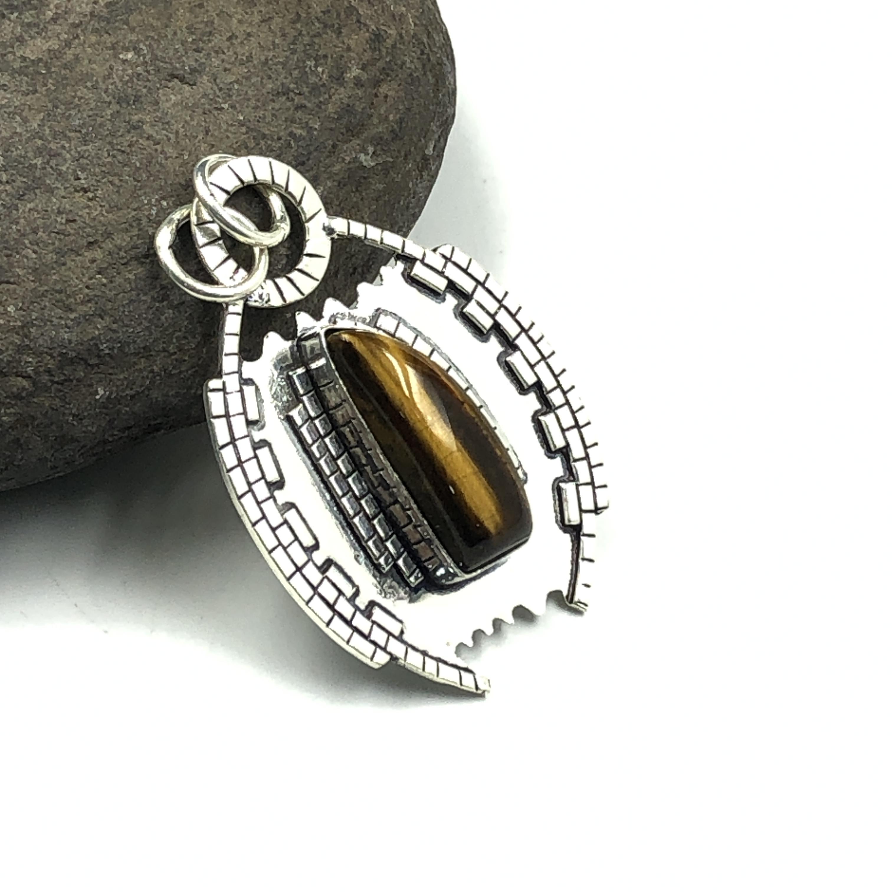 Natural Tiger Eye Gemstone 925 Sterling Silver Jewelry Designer Pendant 1.74 AJP-1228
Natural Tiger Eye Gemstone 925 Sterling Silver Jewelry Designer Pendant 1.74 AJP-1228